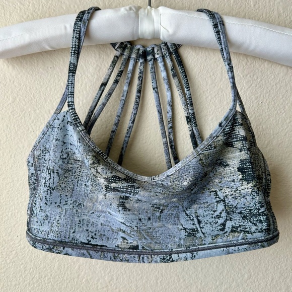 LuluLemon Sports Bra Strappy Back Gray Black Beige Geo Snake Design Size 6 - Picture 11 of 11